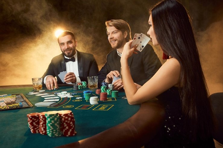 Aplikasi totomaniac menampilkan dashboard mobile dengan menu Liga 1, live casino, dan slot games